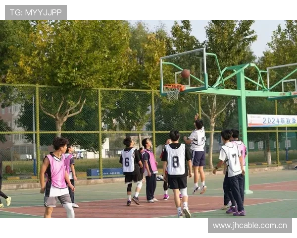 13岁男孩担任成人篮球赛裁判表现专业大方赢得尊重