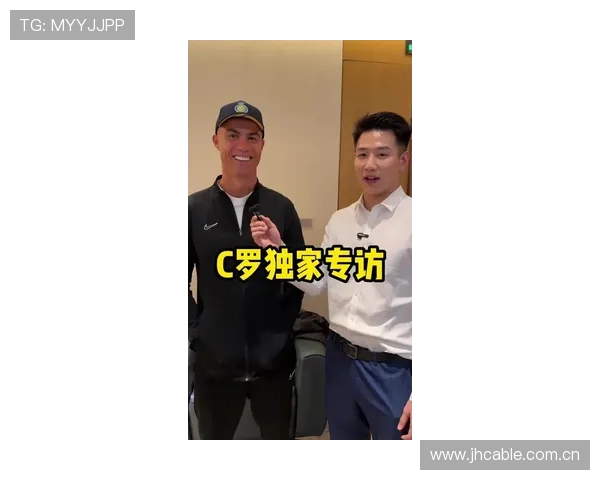 C罗赛后带领全队向球迷谢场 热情送球衣回馈支持